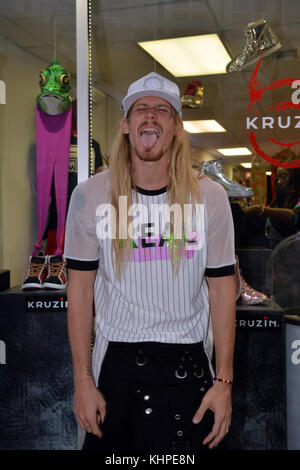 Miami beach, fl - gennaio, 14: (esclusiva copertura) Michael george 'mIkey Owens' heverly è un modello americano, meglio conosciuto per essere un finalista su Top Model seguente dell'america cycle 22 il 14 gennaio 2017 a Miami , Florida. persone: Tim Kaine Foto Stock