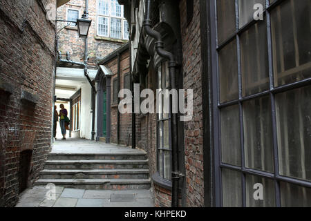 Lady Peckett's Yard, uno dei tanti vicoli stretti che attraversano il centro di York. Foto Stock