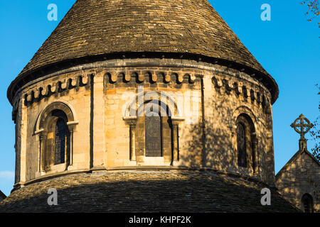 Golden luce della sera sul grado 1 elencati del XII secolo Round medievale chiesa di Santo Sepolcro Cambridge Cambridgeshire England Foto Stock