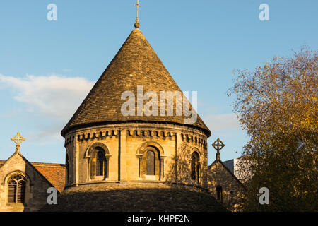 Golden luce della sera sul grado 1 elencati del XII secolo Round medievale chiesa di Santo Sepolcro Cambridge Cambridgeshire England Foto Stock