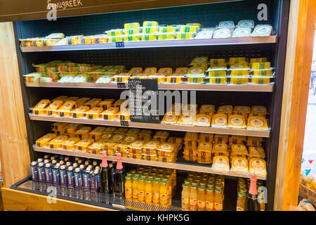 Ruote di formaggio sono sugli scaffali del negozio Foto Stock