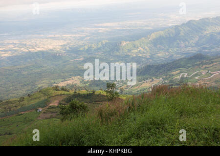 Bellissimo paesaggio di montagna, foreste di montagna paesaggio al di sotto del cielo della sera, viaggi scatta foto paesaggio di montagna in vacanza, foreste di montagna con eveni Foto Stock