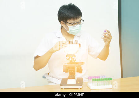 Attrezzature per esperimenti di ricerca in Science Laboratory, microscopia e vuoto di sangue sotto vuoto,Tubo di microscopio in laboratorio medico,gli scienziati sono exper Foto Stock