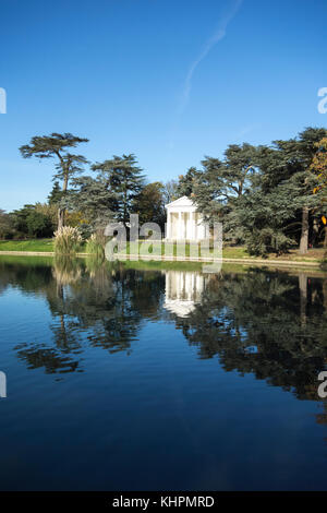 Gunnersbury Park tempio dorico, e stagno rotondo, Gunnersbury Park, Ealing, Regno Unito Foto Stock