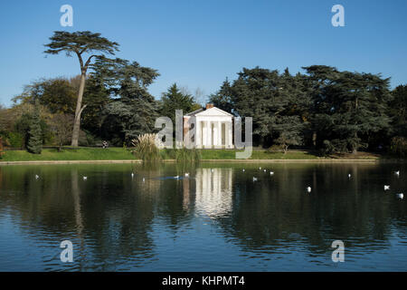 Gunnersbury Park tempio dorico, e stagno rotondo, Gunnersbury Park, Ealing, Regno Unito Foto Stock