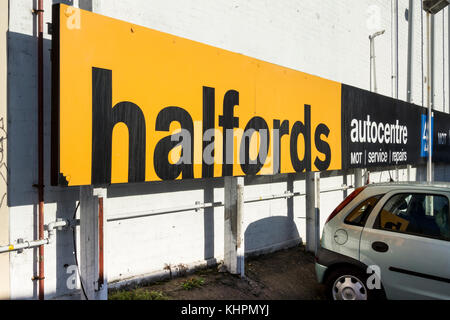 Halfords autosalone, Gunnersbury Lane, London, W3, Regno Unito Foto Stock