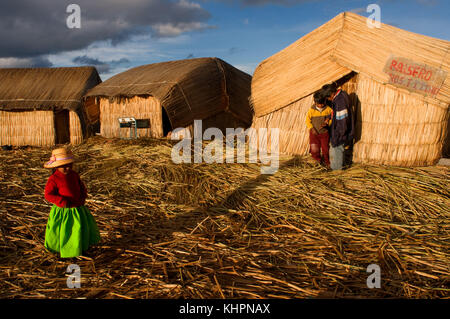 Isola di Uros, lago Titicaca, perù, Sud America. Isola degli Uros. Queste isole sono costruite su una fitta vegetazione di totora, che con il passaggio di t Foto Stock