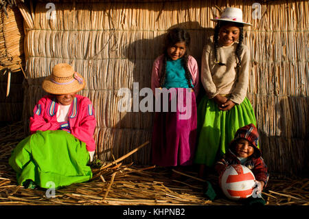 Isola di Uros, lago Titicaca, perù, Sud America. Alcune ragazze sull'isola di Los Uros, situate all'interno del lago Titicaca, giocano a pallavolo. Foto Stock