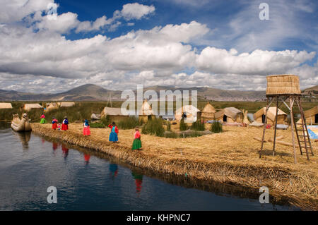 Isola di Uros, lago Titicaca, perù, Sud America. Serie principale delle isole del. Qui tutto ruota intorno al turista. Grande e confortevole Foto Stock