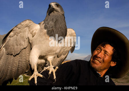 Cruz del Condor, punto di osservazione al Canyon del Colca, Perù. Erasmo espone con entusiasmo il suo aquile per i turisti nella città di Maca nella Valle del Colca. Foto Stock