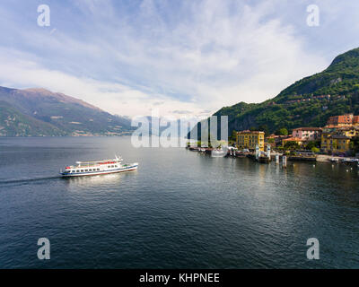 Porto di varenna e traghetto - lago di Como in Italia Foto Stock