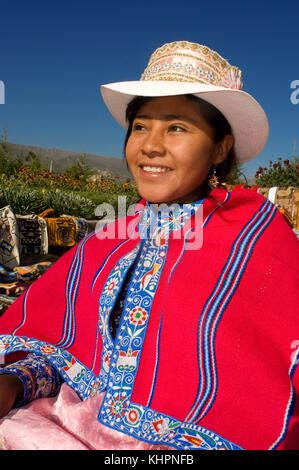 Una donna di vendita vestita con il suo tipico costume regionale a Yanke, una delle cittadine della Valle del Colca. Canyon del Colca, Arequipa, Perù Foto Stock