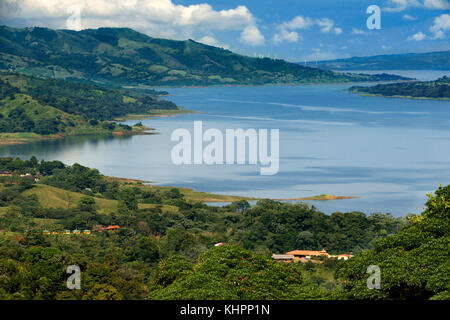 Arenal laguna in Arenal Costa Rica America centrale. Laguna vulcanica Arenal circondato da una lussureggiante vegetazione tropicale, Costa Rica Foto Stock