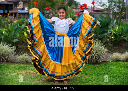 I balli locali in La Fortuna village, provincia di Alajuela, Costa Rica, America Centrale Foto Stock