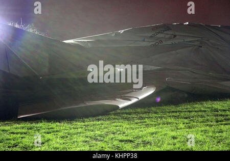 I resti dell'Airlander 10, il più grande velivolo del mondo, si trovano a terra presso il campo di aviazione di Cardington nel Bedfordshire, quando l'aereo si sciolse dai suoi ormeggi causando la lacerazione e la deflazione dello scafo. Foto Stock