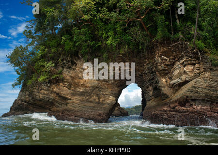 Arco di mare spiaggia di Ventanas a Parque Nacional Marino Ballena, Costa Rica Foto Stock