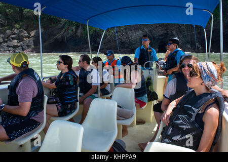 I turisti whale watching in Marino Ballena National Park, Uvita, Costa Rica, America Centrale Foto Stock