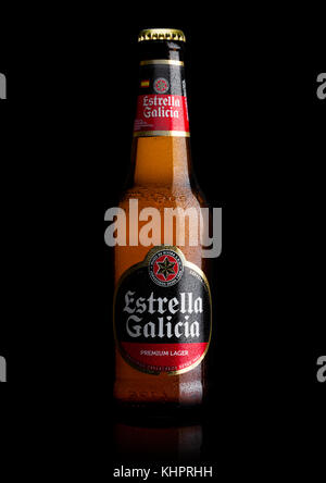 LONDRA, Regno Unito - 17 novembre 2017: Bottiglia di Estrella Galicia birra alla spina di lager pallido su sfondo bianco. Estrella Galicia è prodotta da Hijos de Rivera Foto Stock