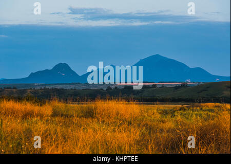 Vista del monte beshtau in whater minerale. Foto Stock