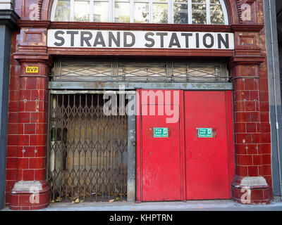 Vista frontale di ingresso al filamento Stazione della Metropolitana anche precedentemente noto come Aldwych stazione della metropolitana di Londra Foto Stock