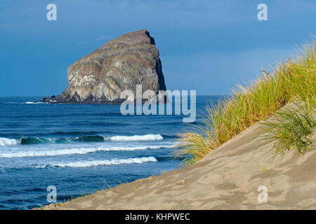 La spiaggia e le dune di sabbia sul cape kiwanda a Città del pacifico in montagna con grande pila di mare la formazione di roccia (pagliaio o chief kiawanda rock) offshore. Foto Stock