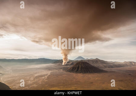 Eruzione del monte bromo. ceneri vulcaniche che copre il cielo durante l'ultima eruzione nel 2010. Il colore del cielo e terra è cambiata radicalmente. Foto Stock