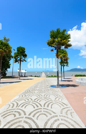 Pavimentazione decorata Cardwell sul lungomare vicino al molo, estremo Nord Queensland, FNQ, Australia Foto Stock