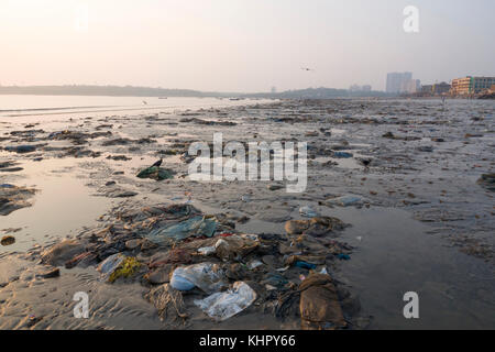 Immondizia di plastica e di altri rifiuti copre versova beach, Mumbai, India Foto Stock