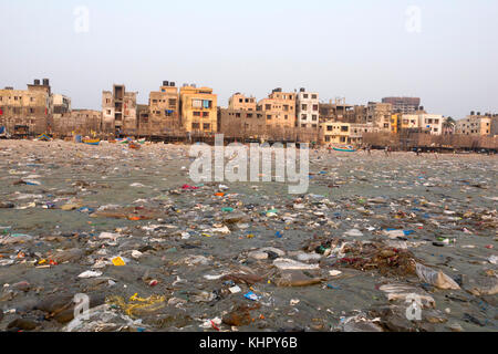 Immondizia di plastica e di altri rifiuti copre versova beach, Mumbai, India Foto Stock