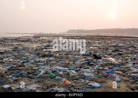 Pesante inquinamento delle acque reflue, immondizia di plastica e di altri rifiuti a bassa marea sulla spiaggia versova, Mumbai Foto Stock