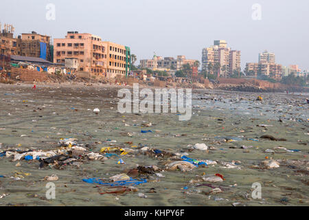Immondizia di plastica e di altri rifiuti copre versova beach, Mumbai, India Foto Stock