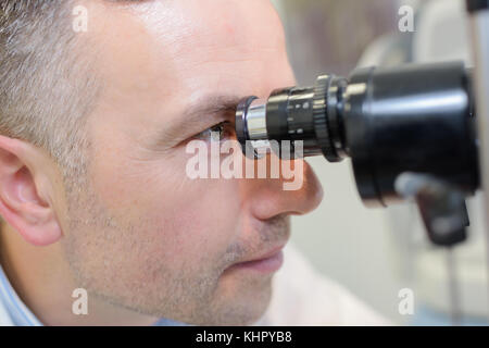 All'ottico optometrista eseguire visual test sul campo Foto Stock