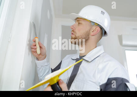 Stuccatore facendo wall finitura Foto Stock