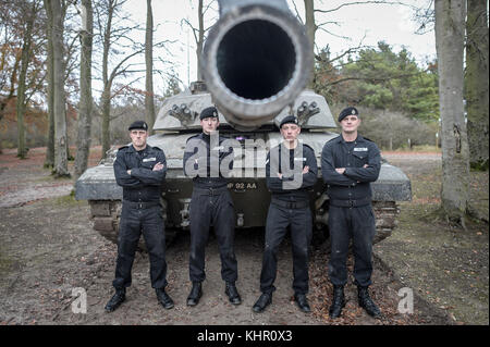 IMBARCATO AL 0001 LUNEDÌ 20 NOVEMBRE Challenger II equipaggio principale di carri armati, comandante di carri armati CPL Scott Perrin, 32, da Northwich, Cheshire (a sinistra), pilota di Trooper Ryan Smith, 23, da Devon (seconda a sinistra), operatore CPL Hayden Maguire, 26, da Birkenhead, Merseyside, (terza a sinistra), E il gunner Trooper Christian Clay, 34 anni, da Devon accanto al veicolo presso la sede reale di Regiment Tank, Tidworth, Wiltshire, come i carri armati sono pertinenti nella guerra attuale come erano 100 anni fa nella battaglia di Cambrai, un comandante dell'esercito ha detto. Foto Stock