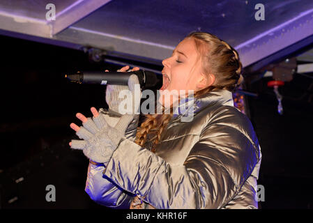 Jess Folley vincitrice del premio Voice Kids che canta all'accensione delle luci di Natale del Southend Foto Stock
