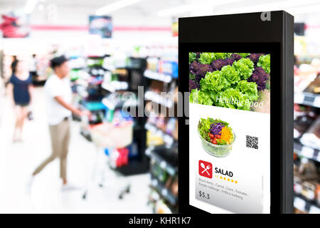 Intelligent Digital Signage , Augmented Reality marketing e il riconoscimento del volto del concetto. Interactive intelligenza artificiale pubblicità digitale in r Foto Stock