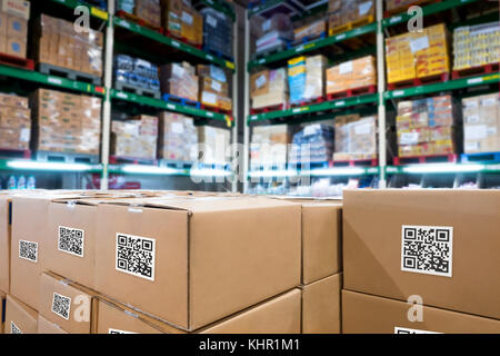 Smart industria logistica 4.0 , i codici QR magazzino degli asset e inventario di gestione della catena di fornitura concetto tecnologico. Gruppo di caselle in magazzino può chec Foto Stock