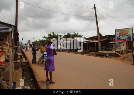 Nigeriani e la donna in strada nella città di Akure in ondo stato, Nigeria Foto Stock