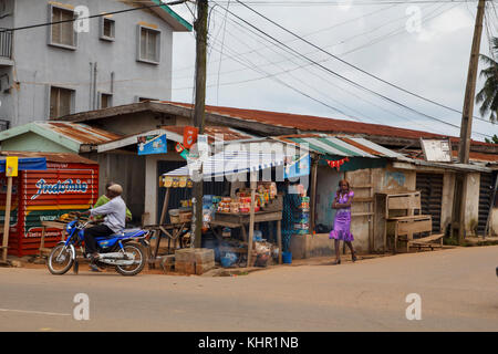 Nigeriani e la donna in strada nella città di Akure in ondo stato, Nigeria Foto Stock