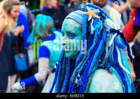 Interprete femminile vestito in un costume con un tema nautico nel carnevale del edinburgh jazz e blues festival che viaggia lungo Princes street Foto Stock