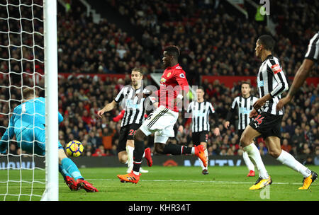 Paul Poggiba (centro) di Manchester United segna il terzo gol della partita durante la partita della Premier League a Old Trafford, Manchester. Foto Stock