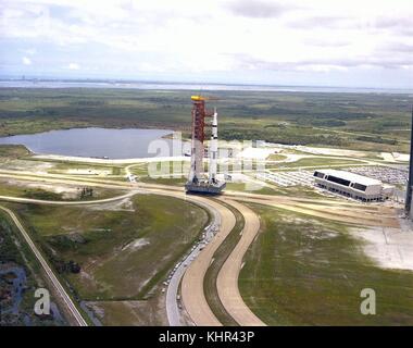 La Nasa il Saturn v del veicolo di lancio rotola fuori dal Kennedy Space Center di assemblaggio del veicolo edificio per il prossimo apollo 11 lancio e atterraggio lunare missione Maggio 20, 1969 in Merritt Island, Florida. (Foto di foto nasa via planetpix) Foto Stock