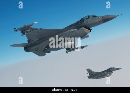 Due US Air Force F-16 Fighting Falcon fighter aircraft volare in formazione 18 gennaio 2017 nel corso del Giappone. (Foto di Silvano heitzman via planetpix) Foto Stock