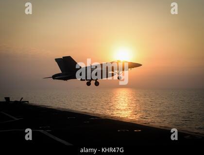 Un U.S. NAVY F/A-18E Super Hornet jet fighter aircraft lancia dal ponte di volo della marina degli Stati Uniti nimitz-class portaerei USS nimitz al tramonto settembre 9, 2017 nel Golfo Arabico. (Foto di emily johnston via planetpix) Foto Stock