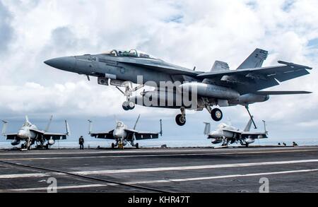 Un u.s. navy f/a-18f super hornet jet da combattimento aereo atterra sul ponte di volo a bordo della marina degli Stati Uniti nimitz-class portaerei USS George H.W. bush durante esercizio guerriero sassone agosto 4, 2017 nell'oceano atlantico. (Foto di hank gettys via planetpix) Foto Stock