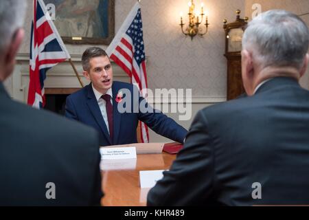 Il Segretario di Stato per la difesa del Regno Unito Gavin Williamson (a sinistra) incontra il Segretario alla difesa degli Stati Uniti James Mattis il 10 novembre 2017 a Londra, Inghilterra. (Foto di Jette Carr via Planetpix) Foto Stock