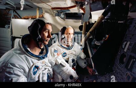 Gli astronauti principali dell'equipaggio della missione lunare Apollo 10 della NASA Gene Cernan (a sinistra) e Thomas Stafford utilizzano il simulatore di missione del modulo lunare presso il Kennedy Space Center durante l'addestramento pre-lancio del 3 aprile 1969 a Merritt Island, Florida. (Foto della NASA foto via Planetpix) Foto Stock