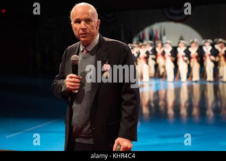 Il senatore dell'Arizona John McCain partecipa a una speciale esibizione Twilight Tattoo in suo onore alla Joint base Myer-Henderson Hall Conmy Hall il 14 novembre 2017 a Fort Myer, Virginia. (Foto di Gabriel Silva via Planetpix) Foto Stock