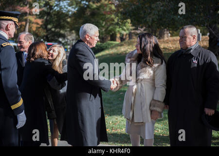 Il vicepresidente degli Stati Uniti Mike Pence (a sinistra) saluta il direttore esecutivo del cimitero militare nazionale dell'esercito Karen Durham-Aguilera durante la 64a giornata dei veterani presso la tomba del soldato ignoto di Arlington, l'11 novembre 2017 ad Arlington, Virginia. (Foto di Elizabeth Frazer via Planetpix) Foto Stock