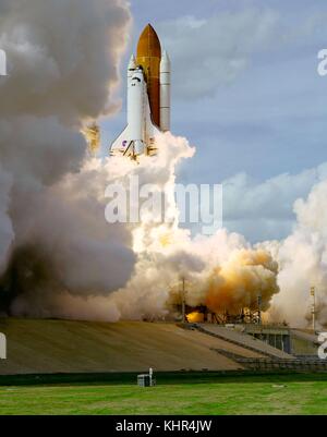 La Nasa space shuttle atlantis lancia dal Kennedy Space Center launch pad 39a per la STS-122 missione alla stazione spaziale internazionale il 7 febbraio 2008 in Merritt Island, Florida. (Foto di foto nasa via planetpix) Foto Stock